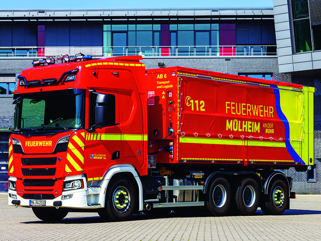 WLF UND WLF KRAN MIT DEM SCHWERPUNKT TRANSPORT VON SCHWEREN LASTEN