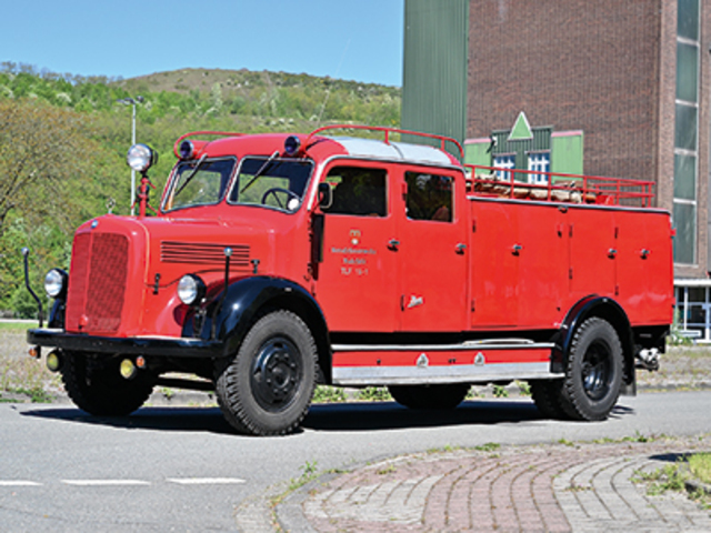 TREFFEN DER ALTEN ROTEN KLASSIKER